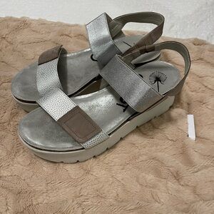 OTBT Nova Wedge Platform Sandals comfort like new Silver Size 9 travel lite